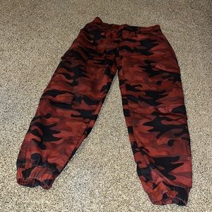 V.I.P. brand red/black camo pattern, size 7/28